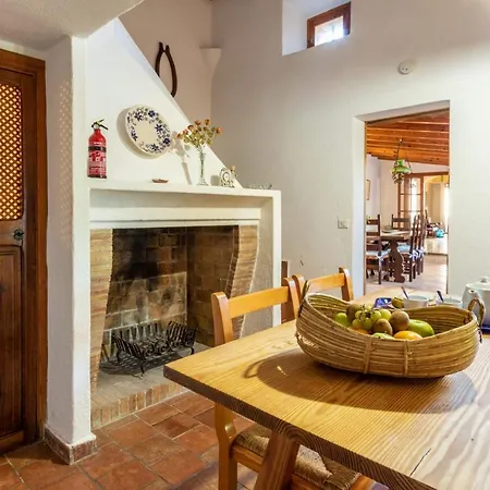 Sleeps 6 With Pool Air Con And Wifi *